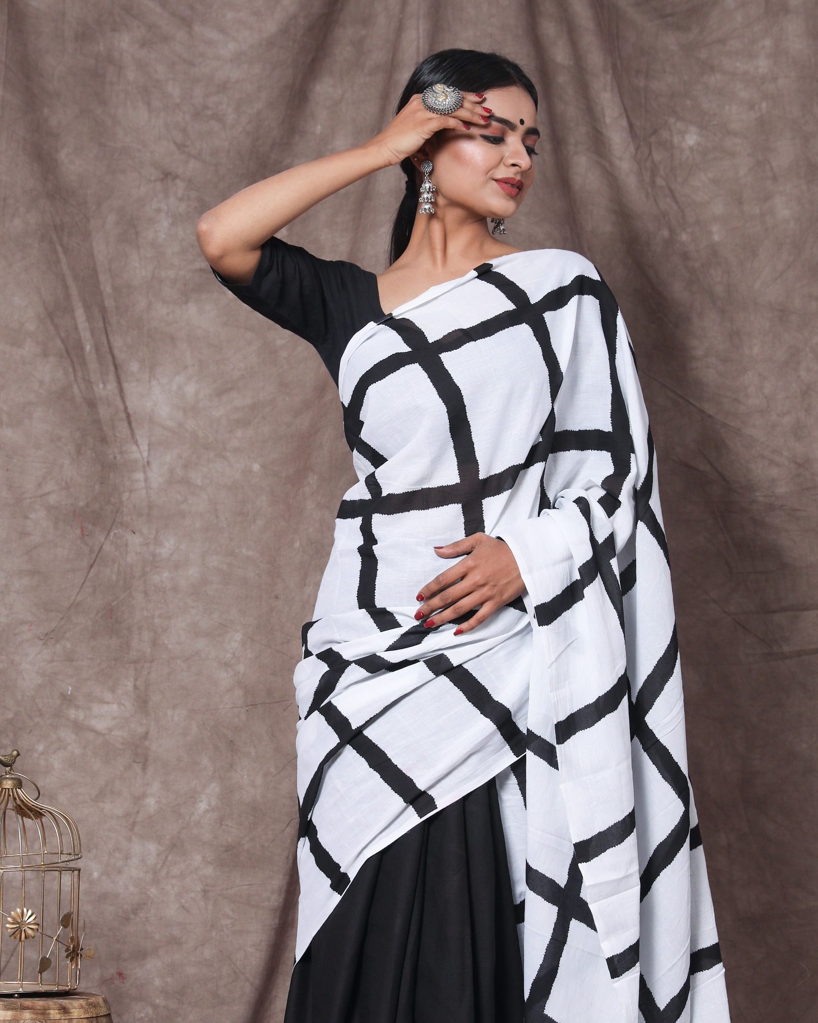 White and Black Madurai Sungudi Cotton Saree – Sharvari's